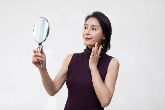 成熟女士照镜子