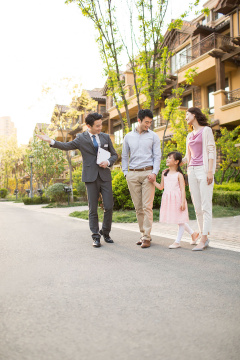 开心的年轻家庭挑选新房