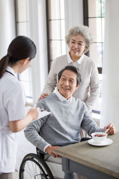 护工和老年夫妇谈话