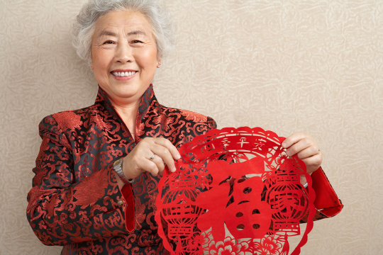 老年女子与窗花