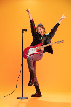 年轻女孩弹吉他唱歌