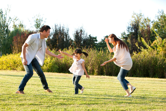 一家三口在公园里玩耍