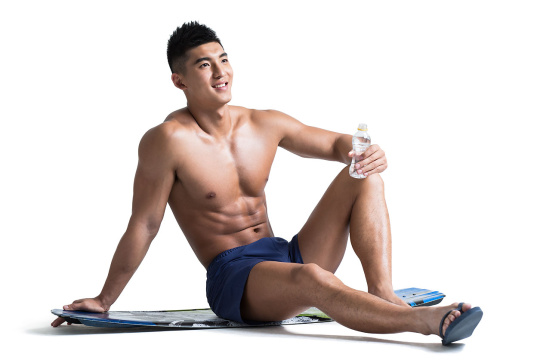 年轻都市型男喝水休息