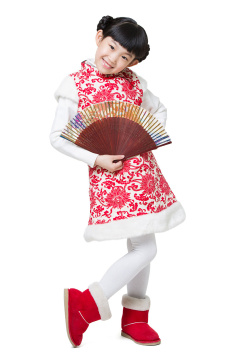 快乐的小女孩拿着一把折扇