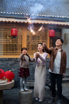 快乐家庭点烟花庆祝新年