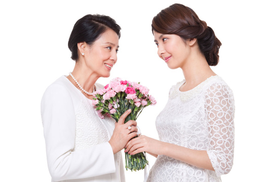 女儿给妈妈送花