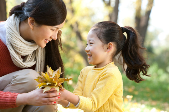秋日里母女在一起玩耍
