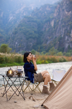 快乐的年轻女子户外拍摄美景