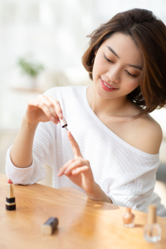 年轻女士在家涂指甲油