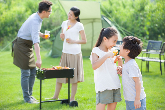 年轻家庭野外烧烤