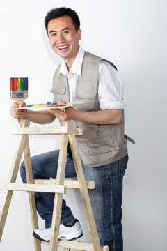 男子用涂料刷墙