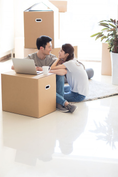 年轻夫妇搬入新家