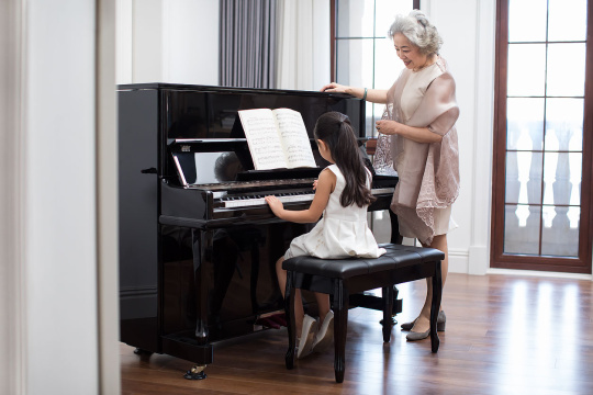 小女孩为奶奶弹钢琴