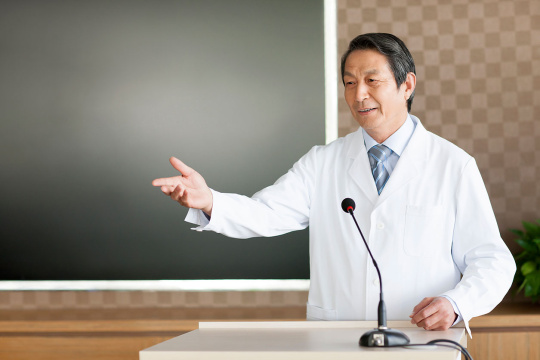 老医生做演讲