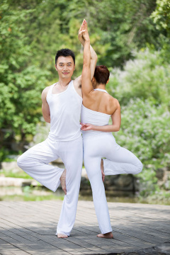 年轻情侣做瑜伽