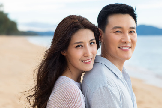 海边浪漫的年轻夫妇