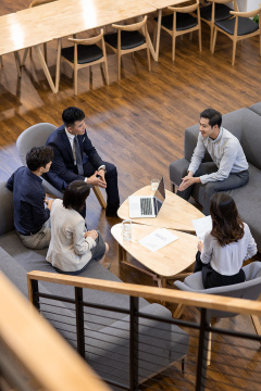 自信的商务人士在办公室讨论