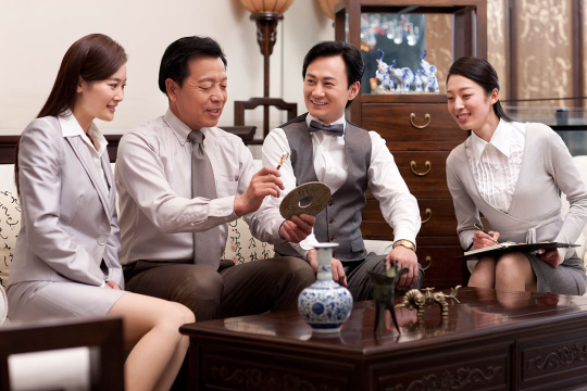商务人士研究古董