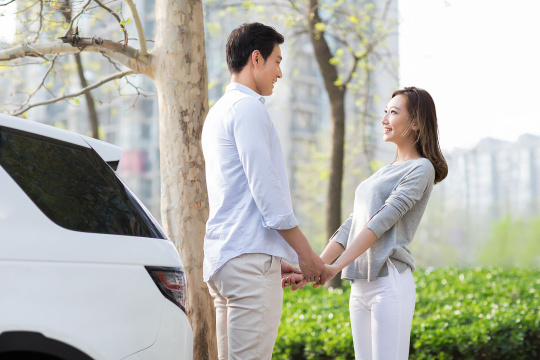 快乐的年轻情侣