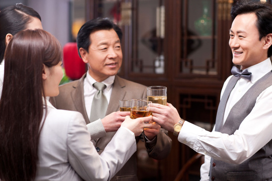 商务人士举杯庆祝
