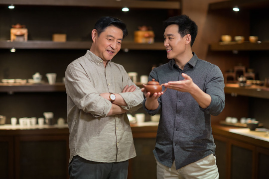 茶具老板向顾客展示茶壶