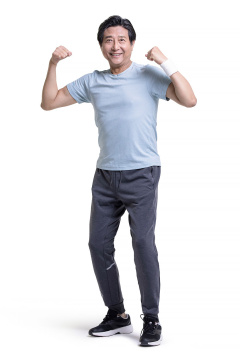 快乐的老年男子锻炼身体