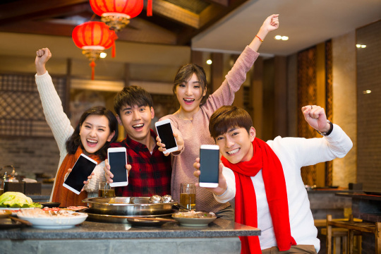 年轻朋友们展示手机