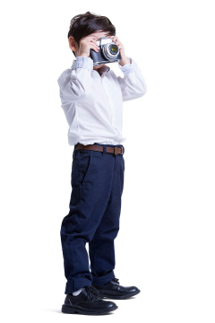 可爱小男孩拿着相机拍照
