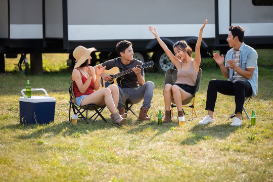 快乐的年轻朋友户外聚会