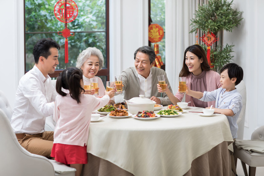 幸福家庭吃新年团圆饭