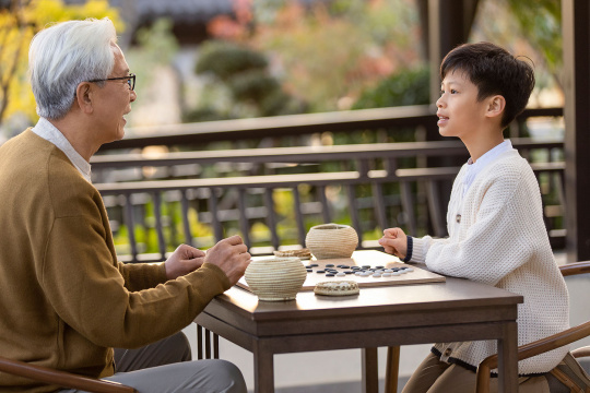 爷爷和孙子下围棋