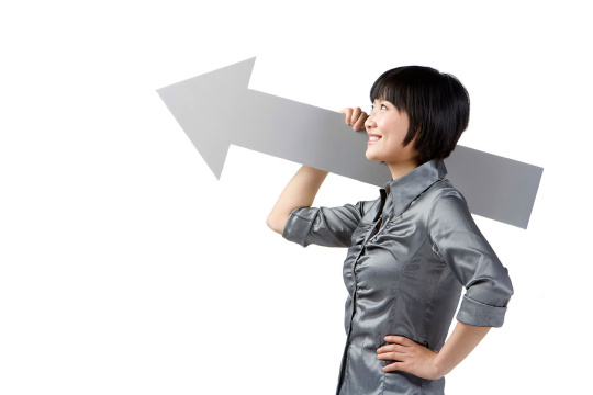 拿箭头的商务女士