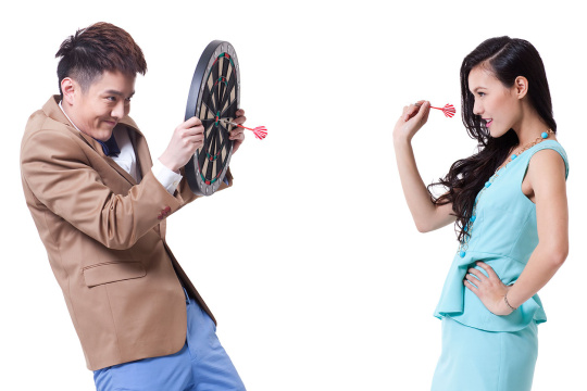 时髦的年轻男女和飞镖