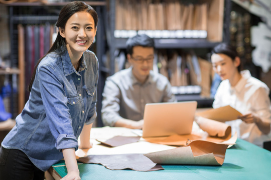手工皮具匠人团队在工作室里工作
