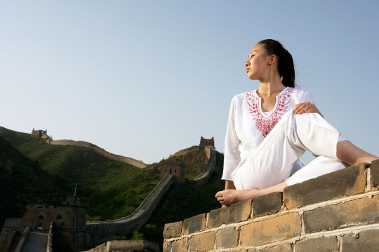 年轻女子在长城做瑜伽