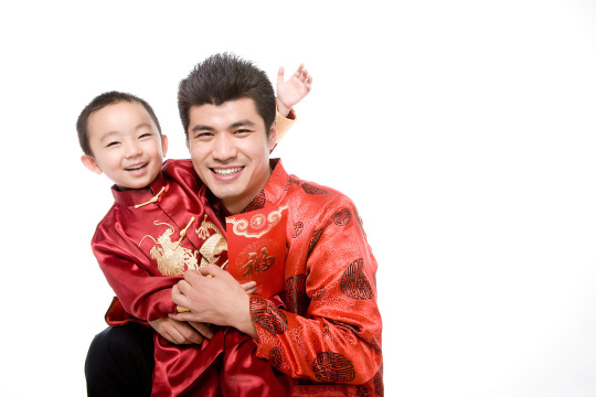 穿着唐装的父子合影