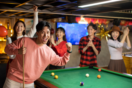 快乐的年轻人打台球