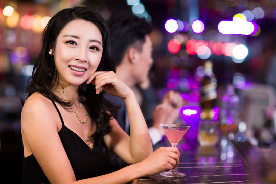 年轻女子在酒吧