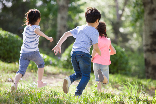 儿童在树林里奔跑嬉戏