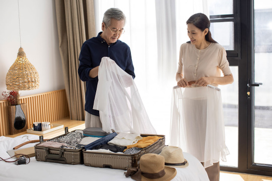 快乐的中老年夫妇收拾行李准备去度假