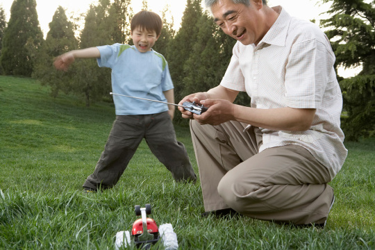 老人和小男孩玩遥控车