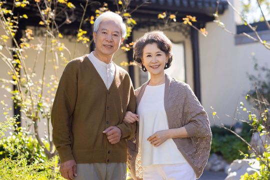 老年夫妇逛古典园林