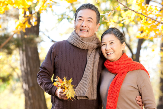 老年夫妇的秋日浪漫