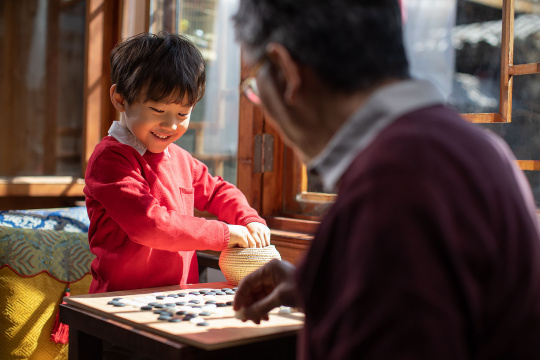 祖孙俩一起下围棋