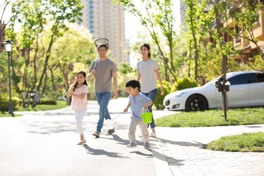 快乐的年轻家庭享受周末时光