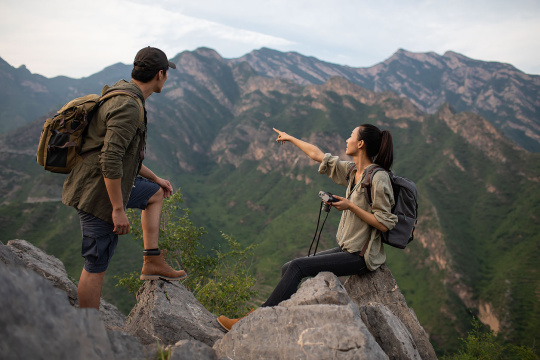 年轻情侣户外徒步旅行