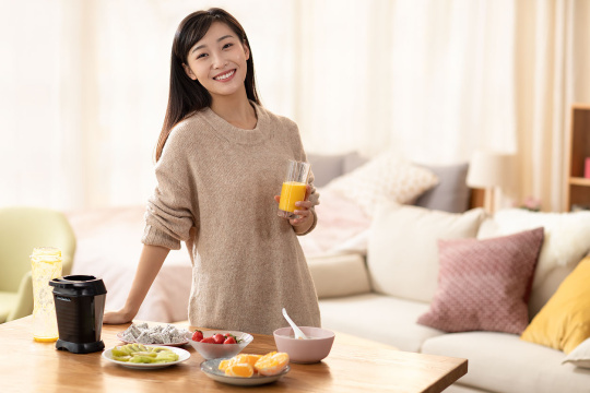 年轻女士在家榨果汁