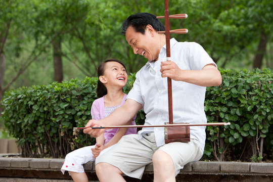 爷爷为孙女演奏二胡