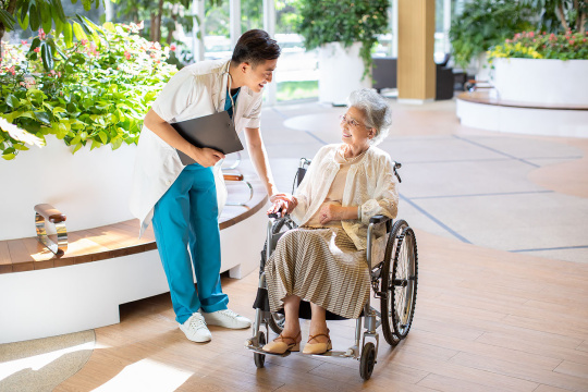 医生和老年女士谈话