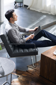 年轻商务男子在办公室使用平板电脑